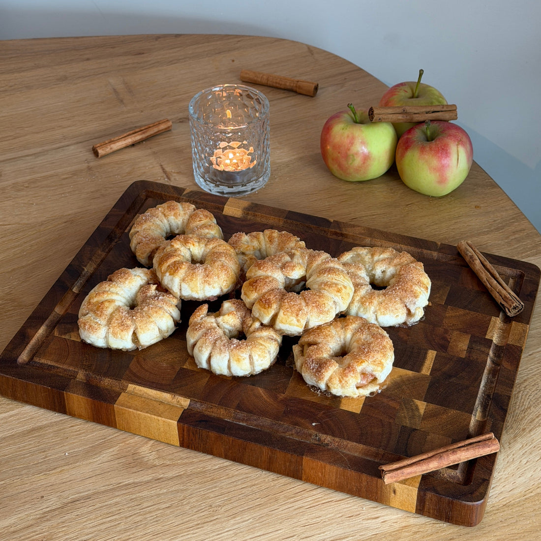 Appel-kaneel bladerdeeg ringen: een eenvoudig herfst recept